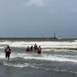 videocapture 20250813 224347 Kapal Nelayan Pencari Benur Terbalik di Teluk Penyu Cilacap, Dua ABK Selamat