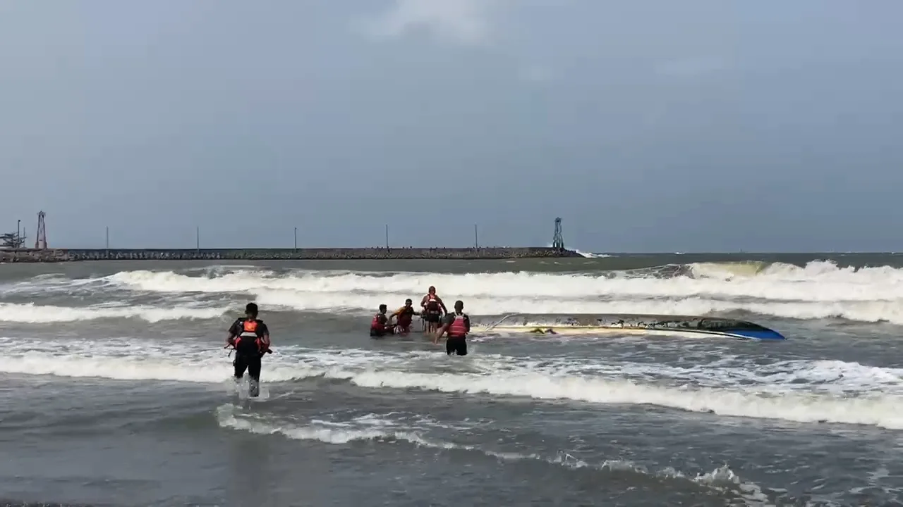 videocapture 20250813 224347 Kapal Nelayan Pencari Benur Terbalik di Teluk Penyu Cilacap, Dua ABK Selamat