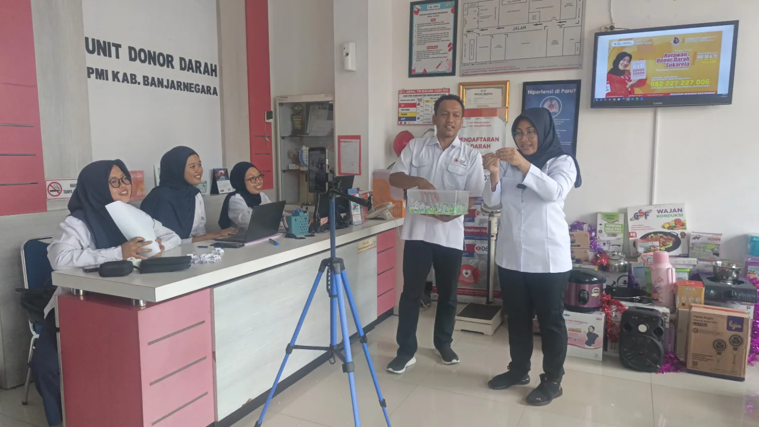 whatsapp image 2025 08 04 at 19.13.46 PMI Banjarnegara Berikan Kado Tanda Cinta