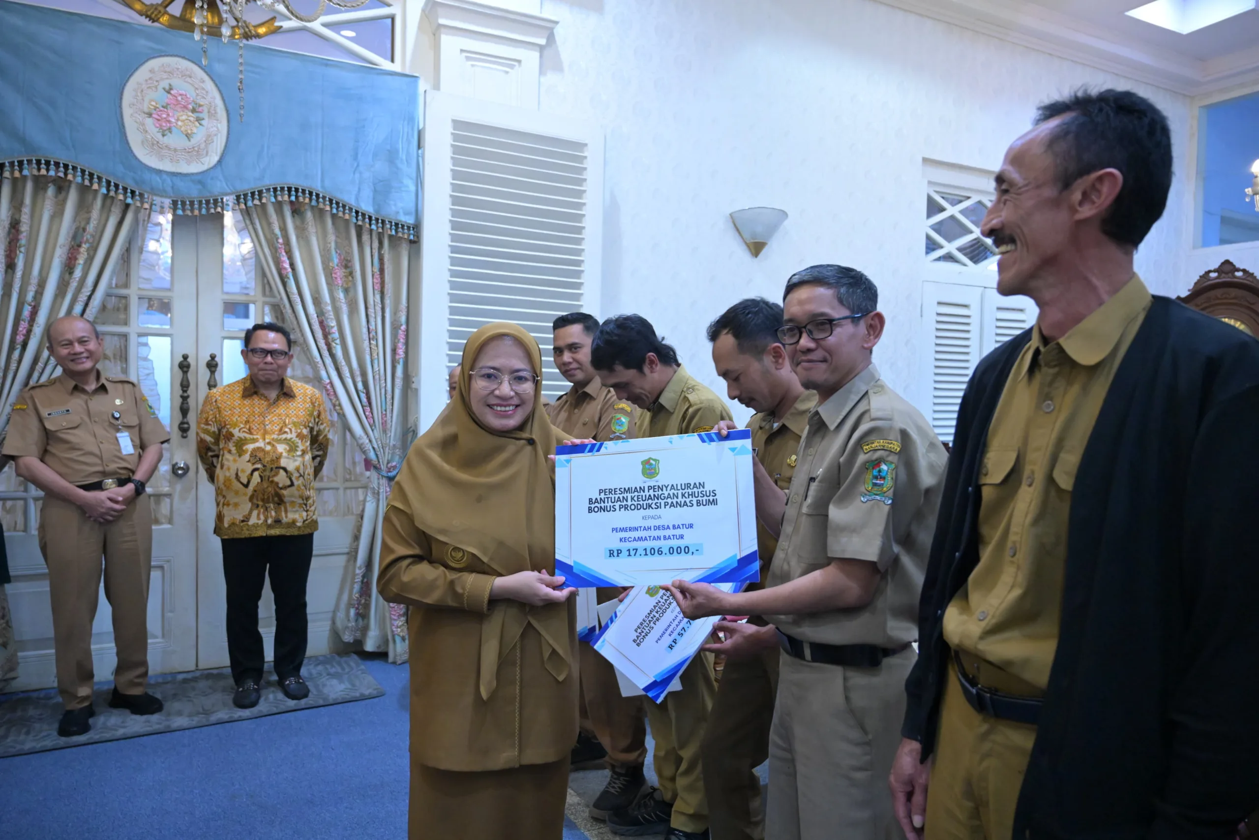 whatsapp image 2025 08 12 at 05.47.28 scaled 8 Desa di Kecamatan Batur Terima Bonus Produksi Panas Bumi