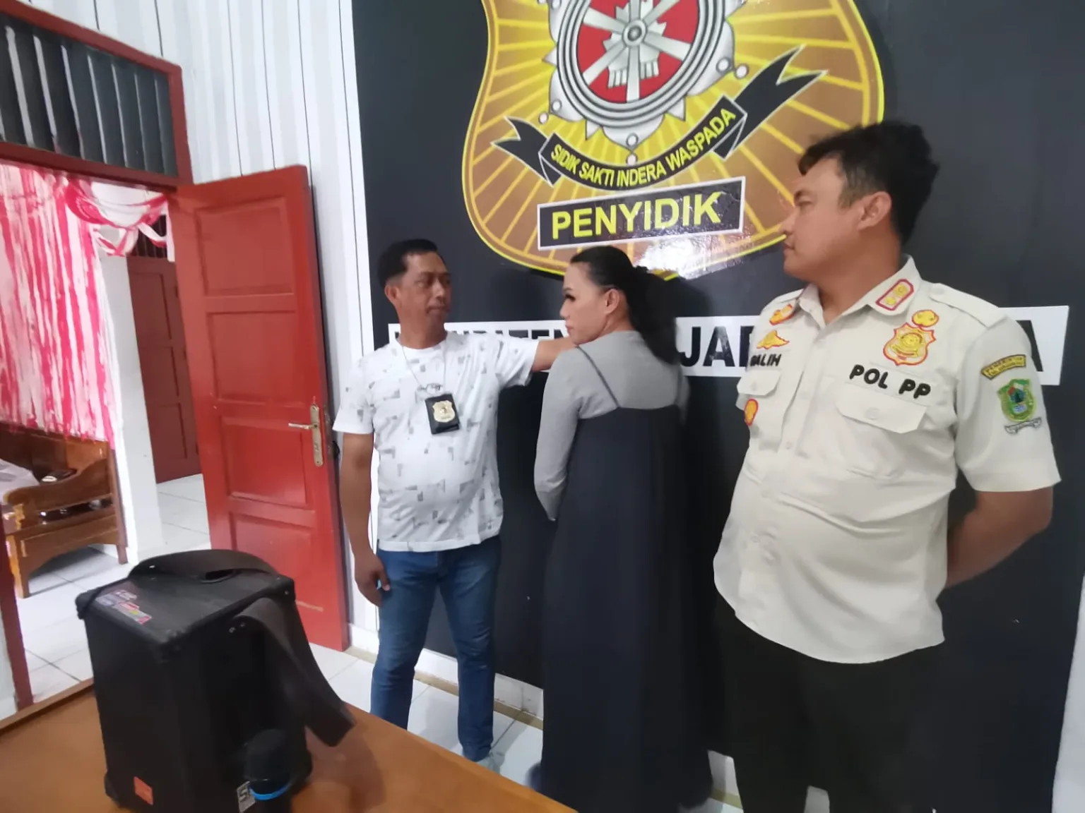 whatsapp image 2025 08 13 at 14.18.05 Resahkan Warga, Waria di Banjarnegara Ini Diamankan Satpol PP