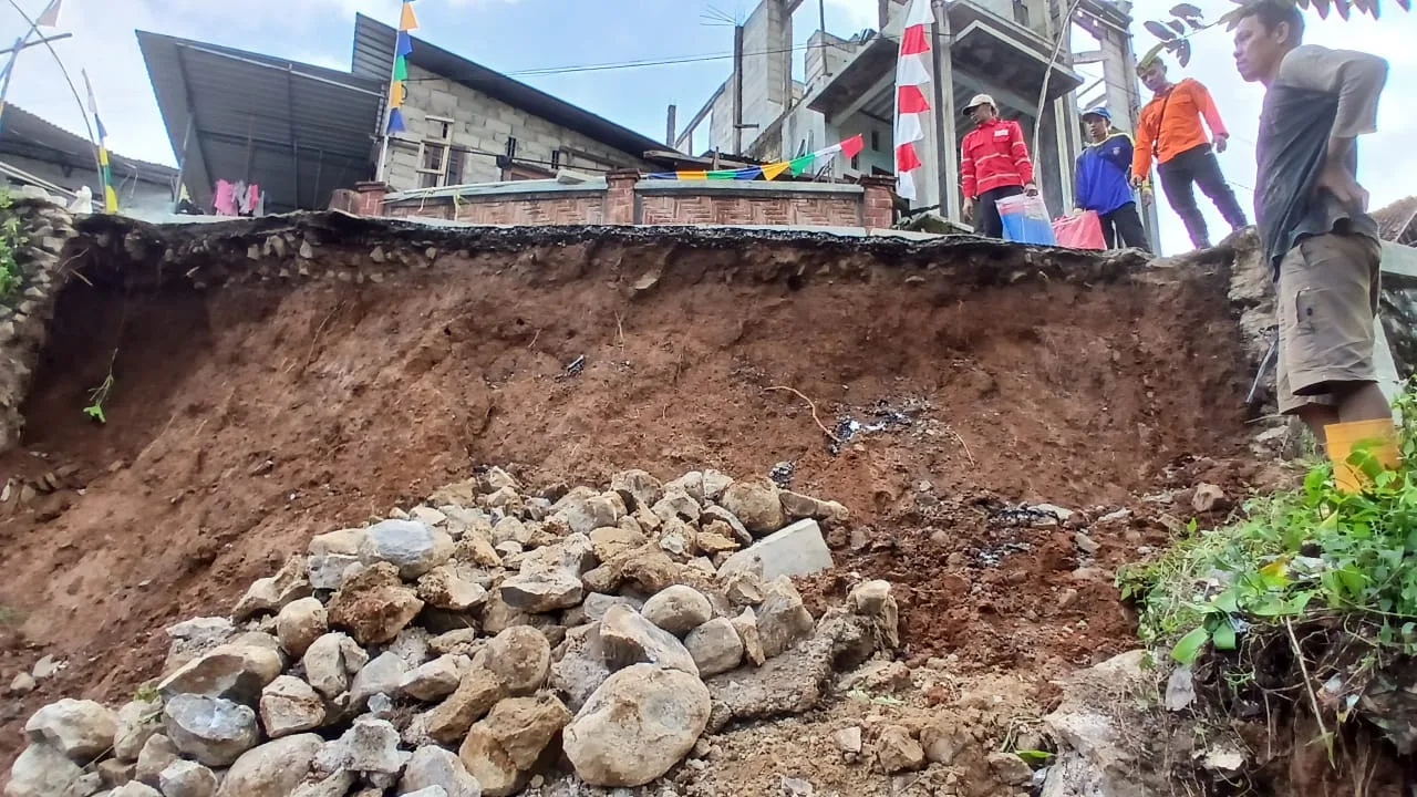 whatsapp image 2025 08 14 at 22.24.22 Hujan, Talud di Desa Cendana Longsor dan Ancam Rumah Warga