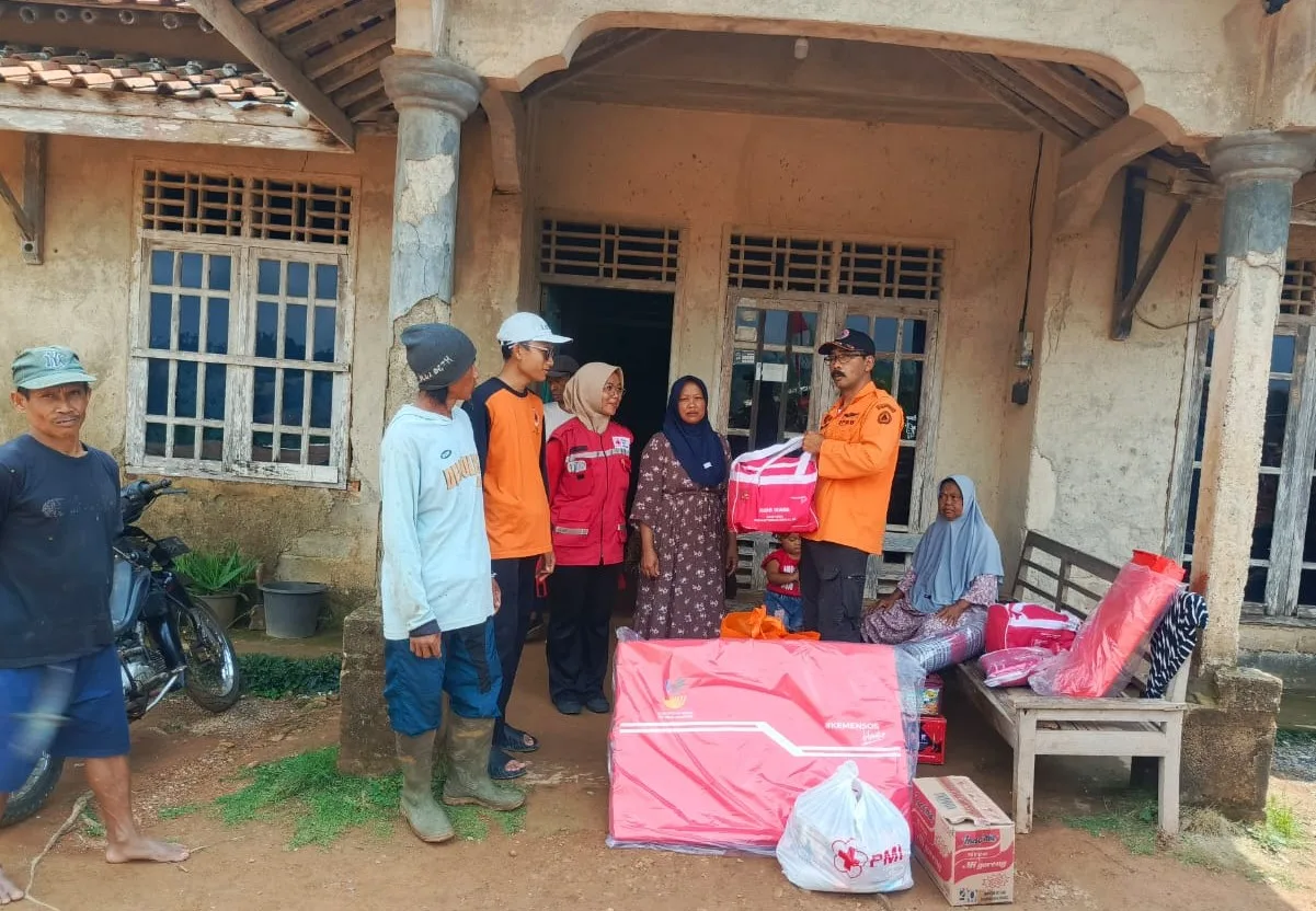 whatsapp image 2025 08 31 at 14.03.42 PMI Banjarnegara Salurkan Bantuan Korban Tanah Gerak