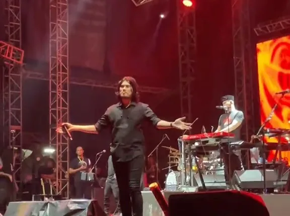 20251026 114239 Konser Dewa 'Laskar Jiwa' Sukses Guncang Cilacap, Ribuan Baladewa Terbius Nostalgia Romantis