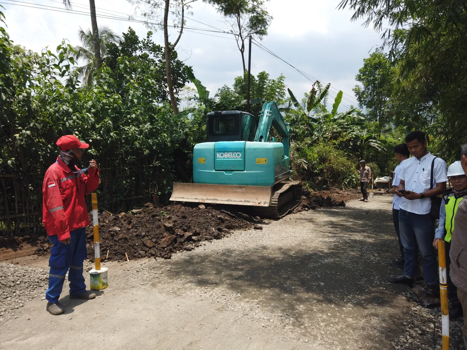 6305545696509102924 Proyek Peningkatan Jalan Bedagas–Rembang Dimulai, Warga Lokal Siap Dilibatkan