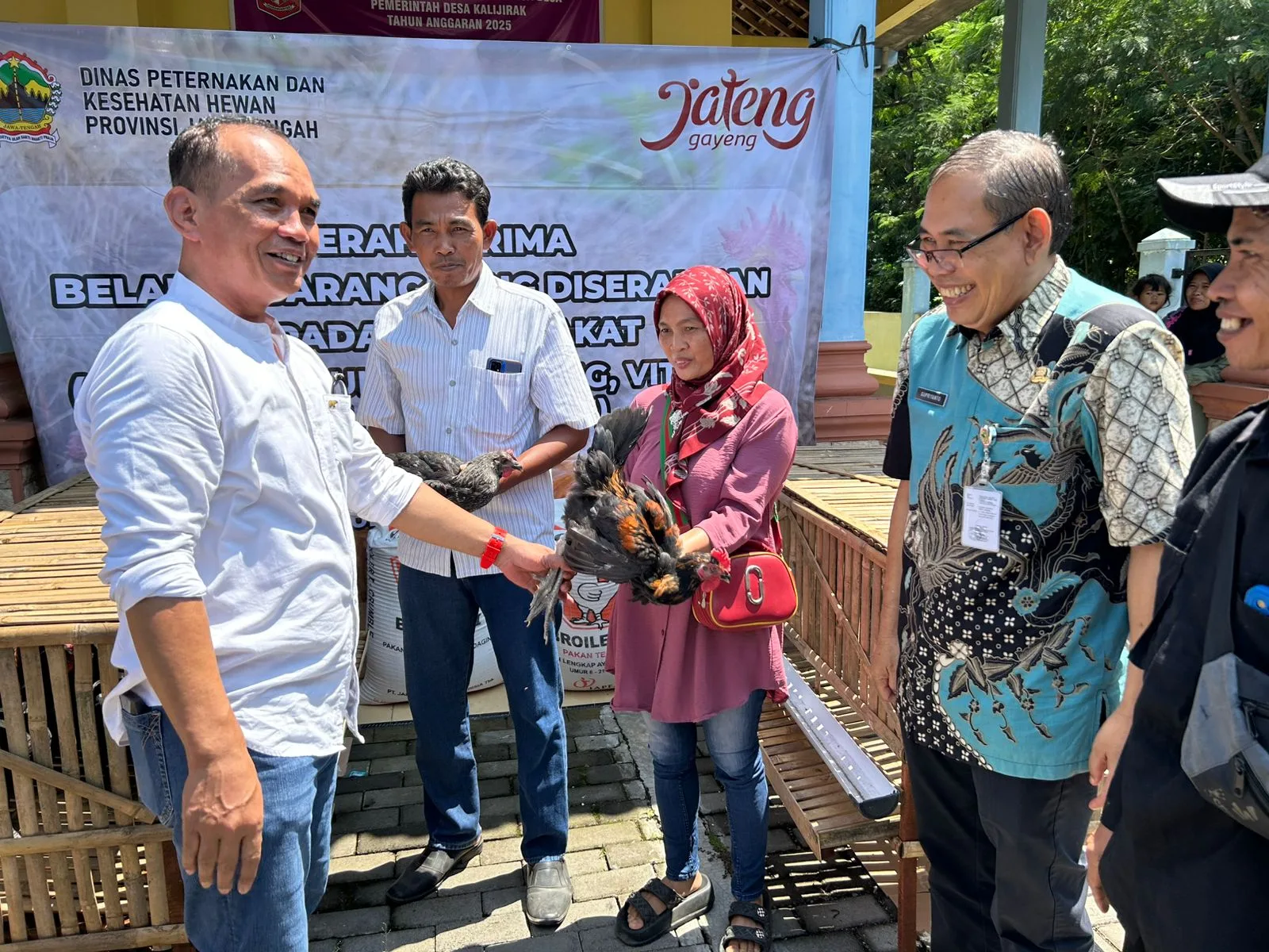 ayam2 Warga Kalijarak Dapat Bantuan Ayam Petelur dari Ketua DPRD Jateng