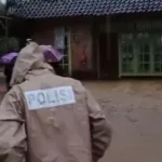 banjir Jembatan Tersumbat Sampah, Sungai Parakan Meluap dan Rendam Rumah Warga