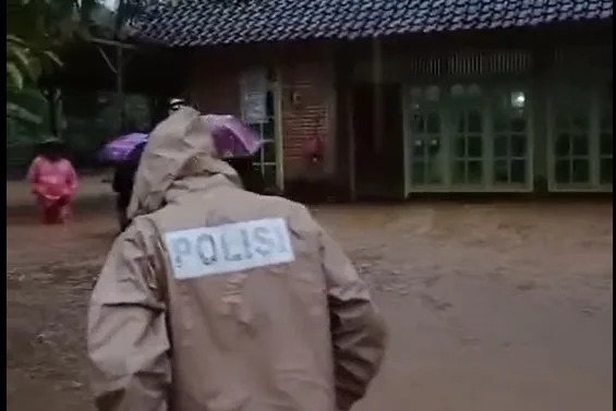 banjir Jembatan Tersumbat Sampah, Sungai Parakan Meluap dan Rendam Rumah Warga