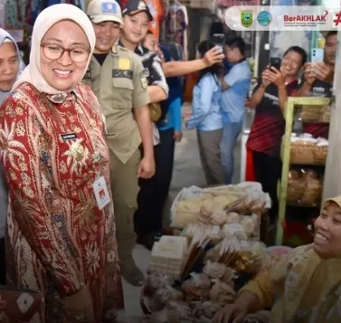 bupati lilis Bupati Kebumen Ajak Warga Nglarisi Pasar