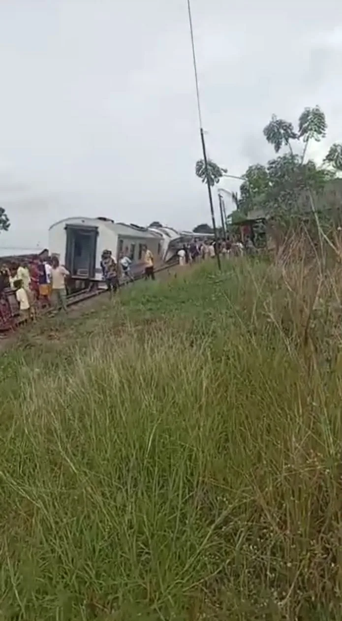 dok warga Empat Perjalanan Kereta Terdampak Akibat KA Purwojaya Anjlok di Emplasemen Stasiun Kedunggedeh