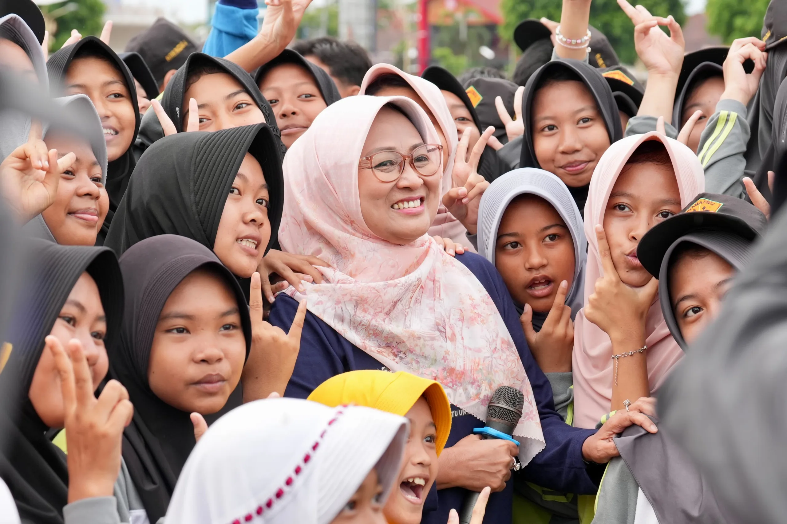 foto scaled Bisa Jawab Pertanyaan Bupati Lilis, Siswi MTsN 2 Kebumen Dapat Sepeda