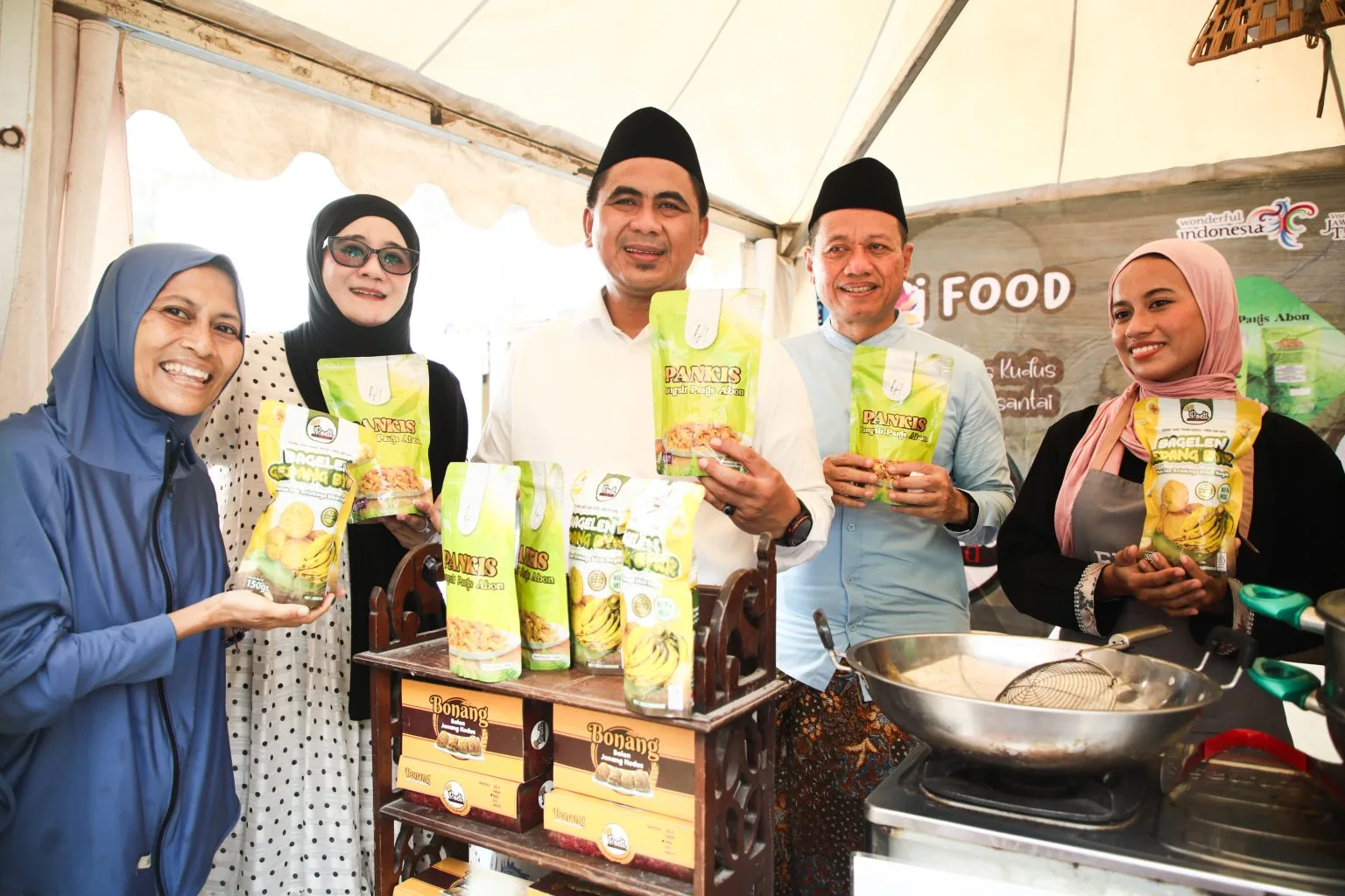 gus yasin Dorong Pesantren Jadi Penggerak Ekonomi Umat, Gus Yasin Resmikan Pameran UMKM Santri