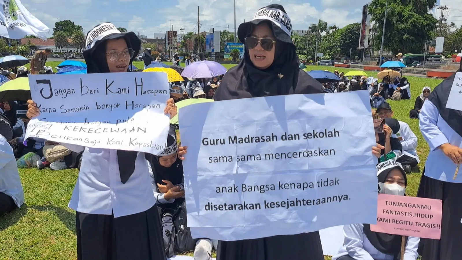 img 20251016 wa0032 Ratusan Guru Madrasah Datangi Kantor Bupati Cilacap, Tuntut Kesejahteraan