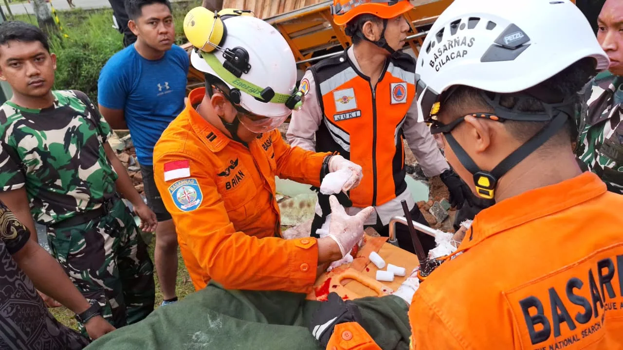 img 20251021 wa0000 Truk Bermuatan Kayu Dari Banjarnegara Terguling di Purbalingga, Sopir Berhasil Diselamatkan