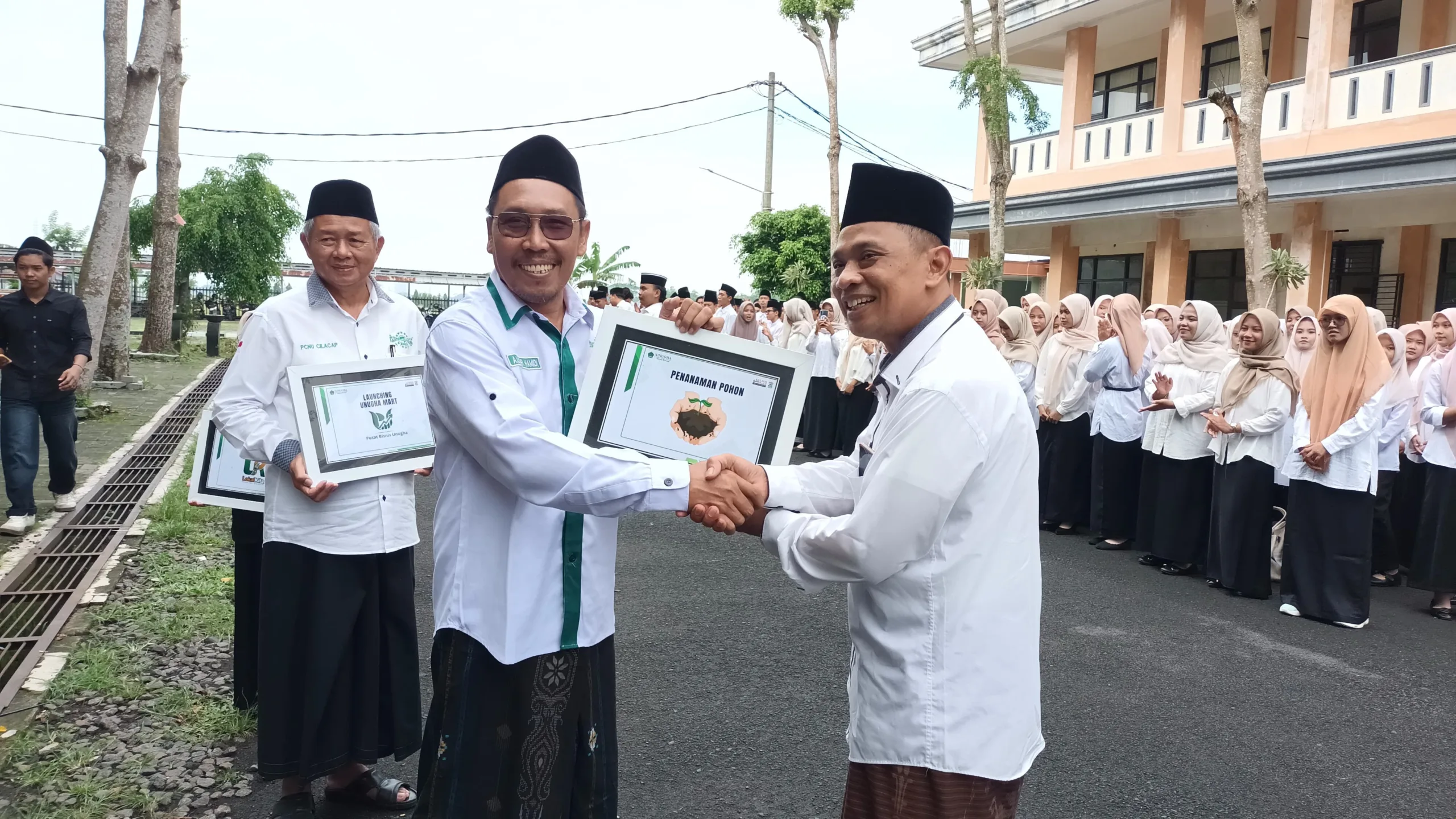 img 20251022 wa0035 scaled Merawat Bumi, UNUGHA Cilacap Tanam 10 Ribu Pohon di Hari Santri 2025