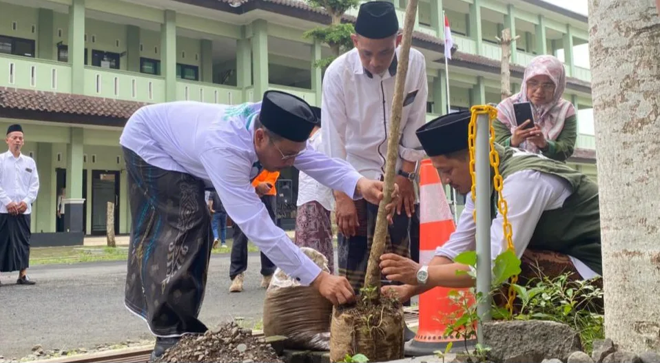 img 20251022 wa0040 Merawat Bumi, UNUGHA Cilacap Tanam 10 Ribu Pohon di Hari Santri 2025