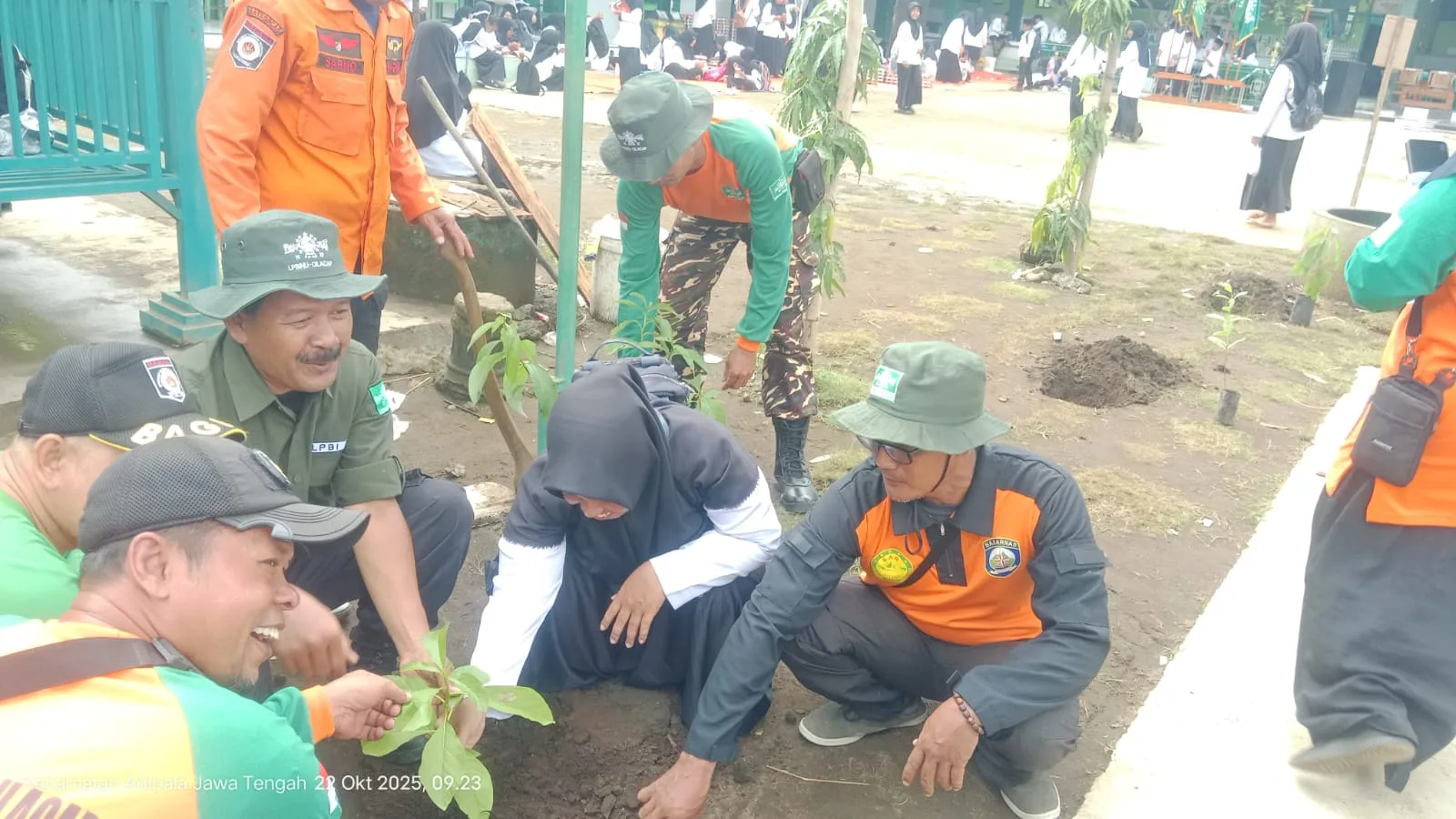 img 20251022 wa0042 Merawat Bumi, UNUGHA Cilacap Tanam 10 Ribu Pohon di Hari Santri 2025