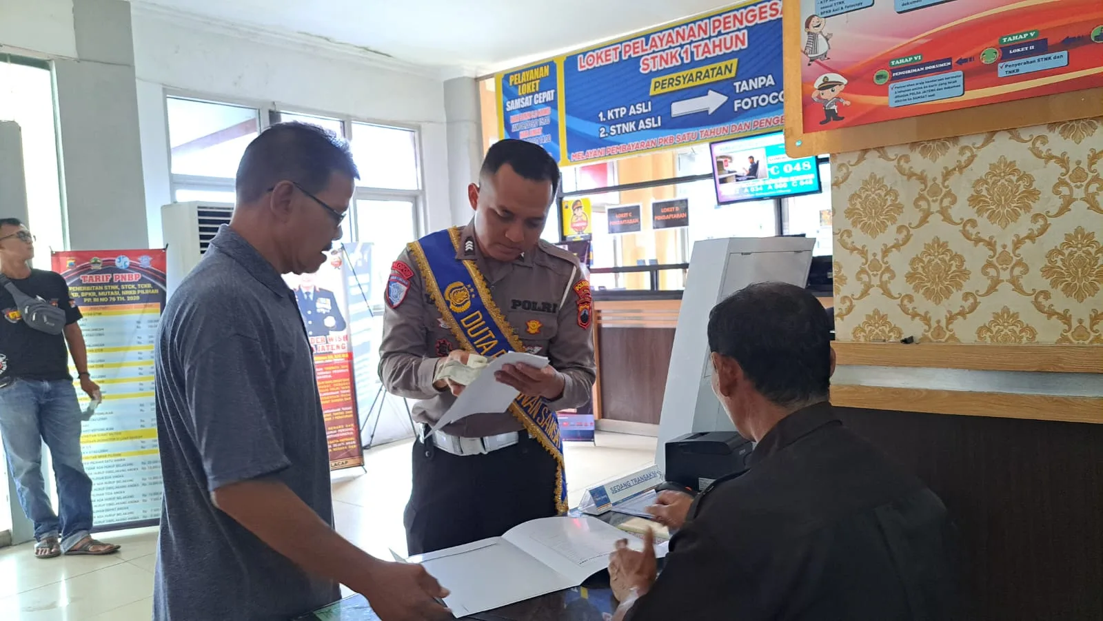 img 20251027 wa0005 1 Satlantas Polresta Cilacap Bantu Wajib Pajak Selesaikan Kendala Administrasi Samsat