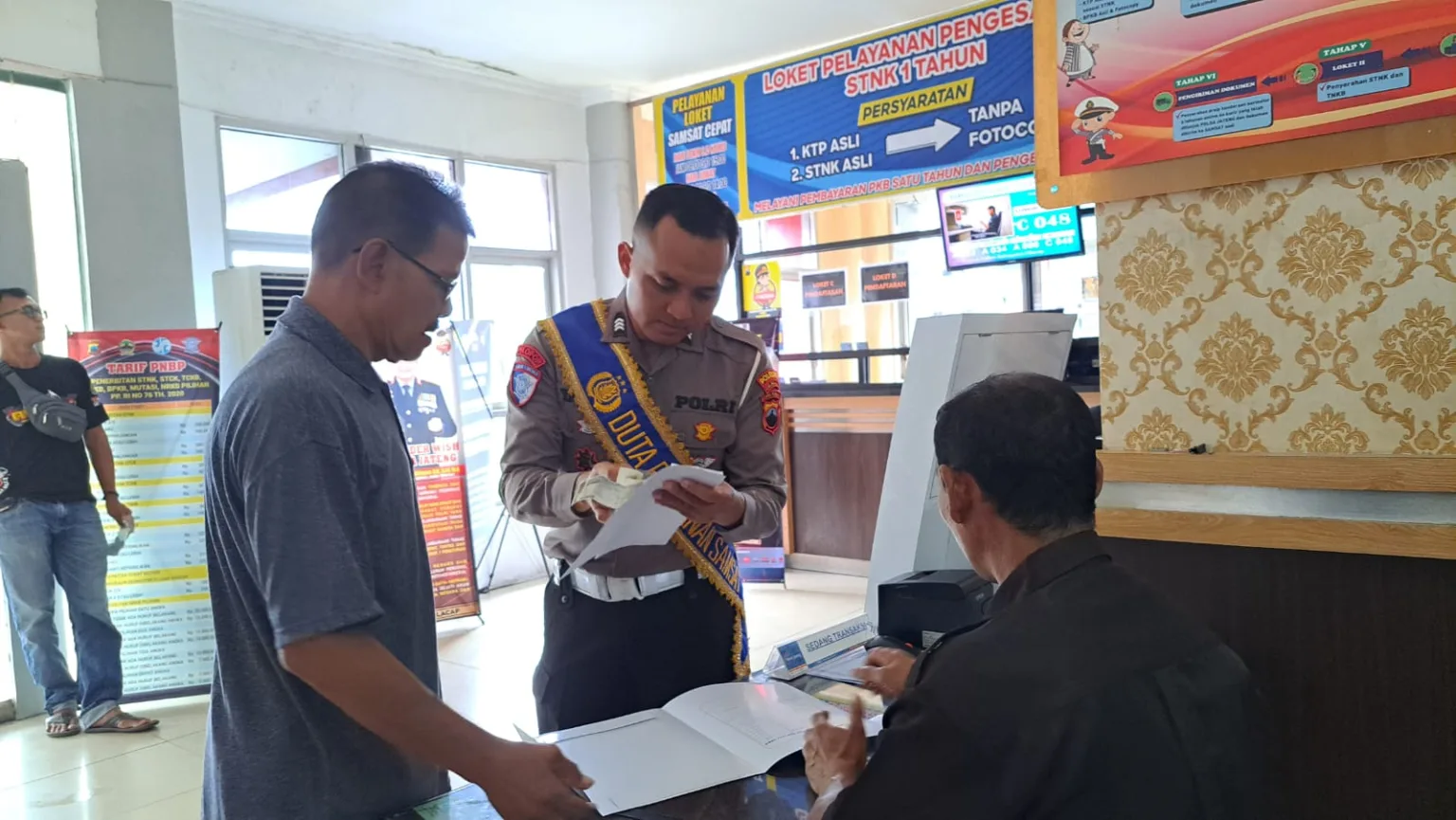 img 20251027 wa0005 Satlantas Polresta Cilacap Bantu Wajib Pajak Selesaikan Kendala Administrasi Samsat