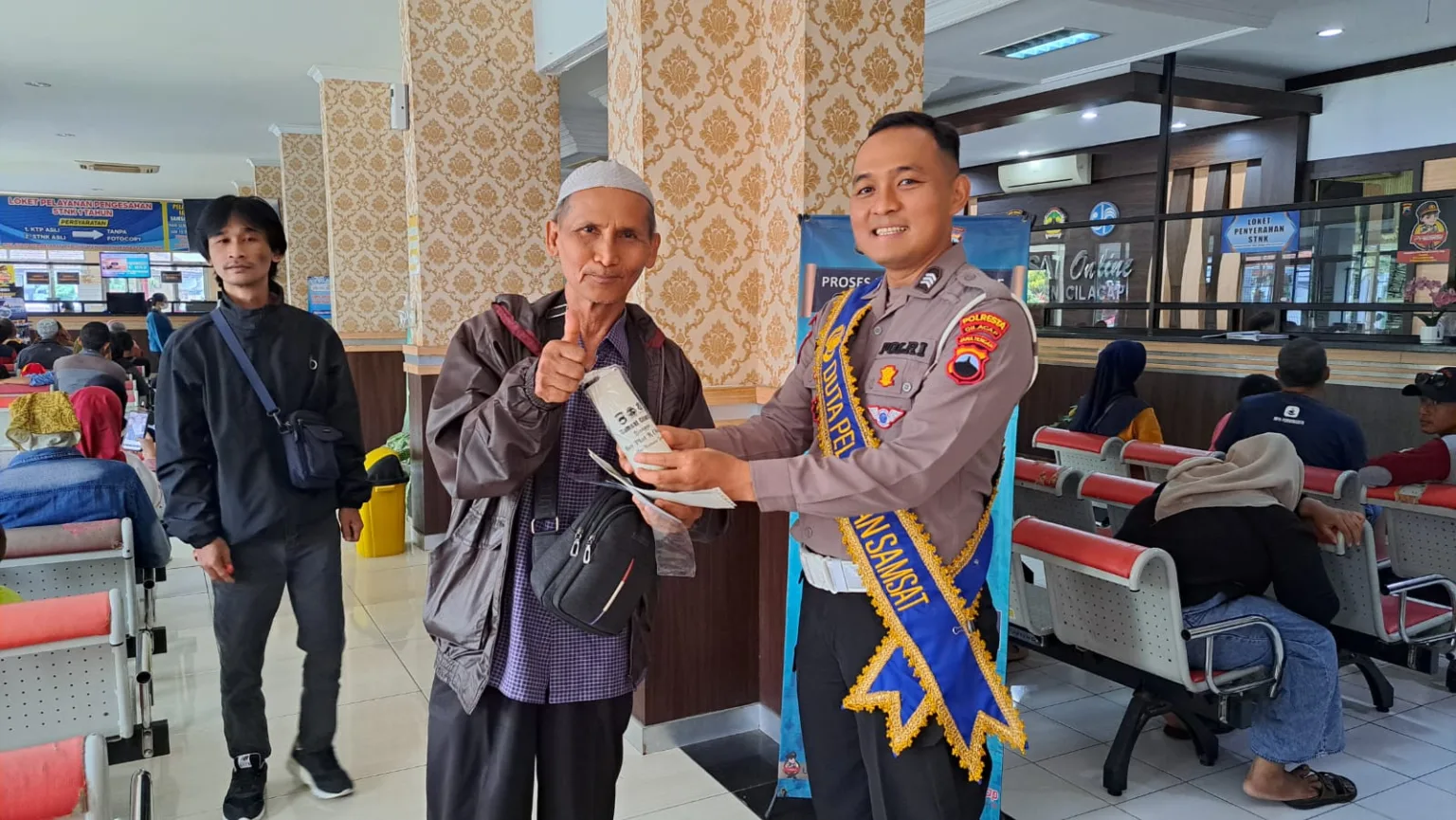 img 20251027 wa0006 Samsat Cilacap Berikan Reward kepada Wajib Pajak Disiplin, Wujud Apresiasi dan Edukasi Tertib Administrasi