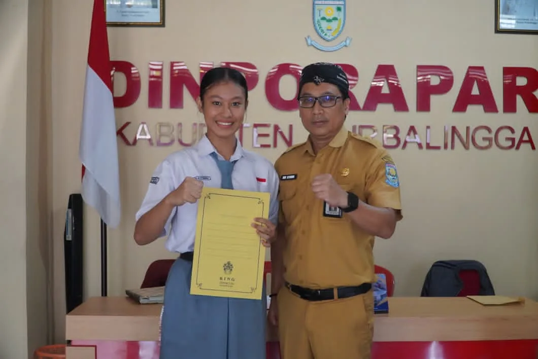 Kepala Dinporapar Purbalingga R Budi Setiawan berfoto bersama usai menerima audensi perwakilan atlet Purbalingga yang akan memperkuat kontingen Jateng di POPNAS tahun 2025