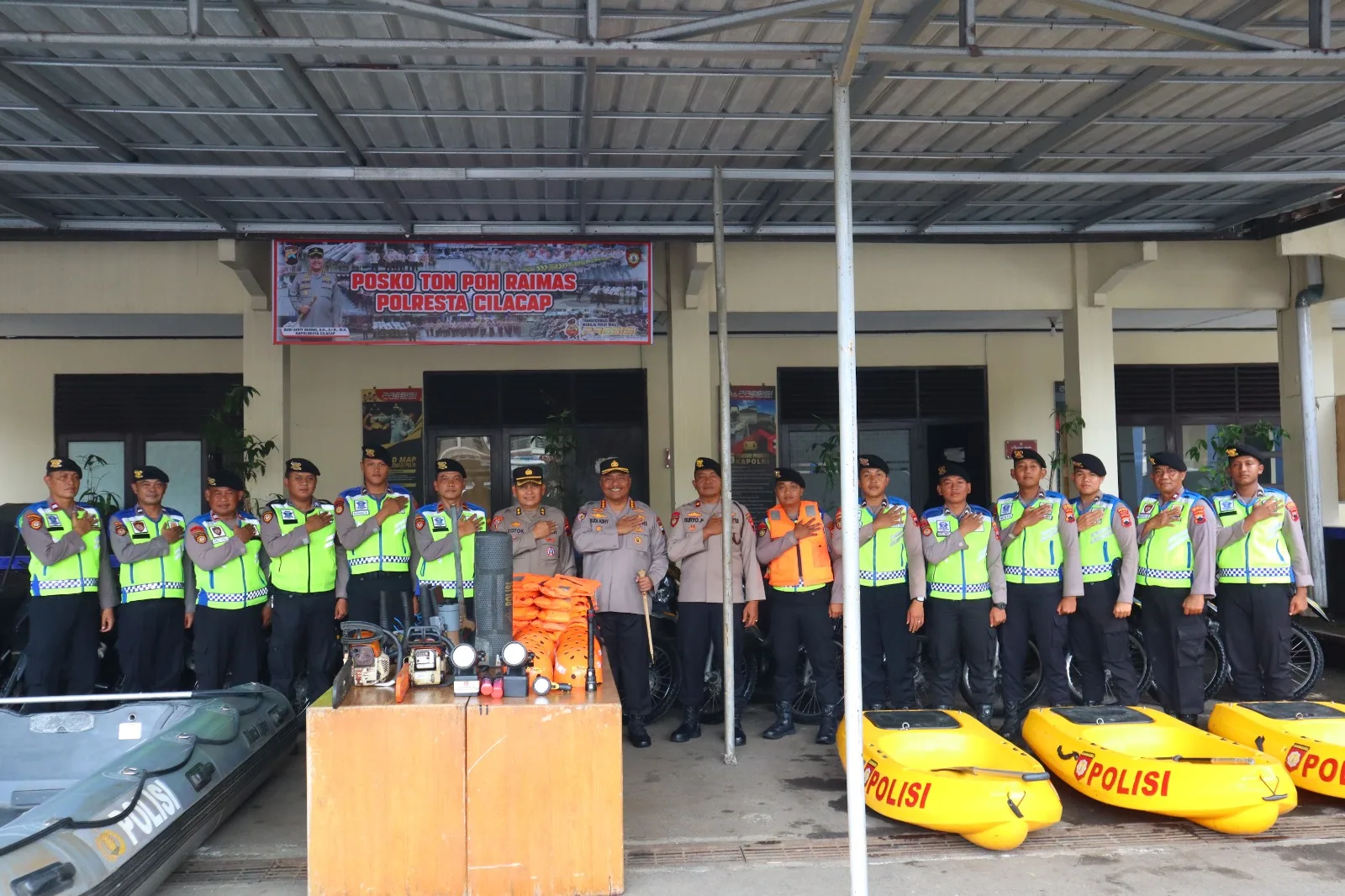 img 20251029 wa0005 Antisipasi Musim Hujan, Polresta Cilacap Siagakan Perahu dan Peralatan SAR