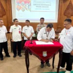 Kepala Pelaksana BPBD Purbalingga Prayitno didampingi Kabid Pencegahan dan Kesiapsiagaan Yulianto menandatangani komitmen Dokumen Renkon Bencana Tanah Longsor di Operation Room Graha Adiguna, Kompleks Pendopo Kabupaten Purbalingga, Rabu (29/10/2025).