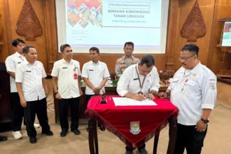 Kepala Pelaksana BPBD Purbalingga Prayitno didampingi Kabid Pencegahan dan Kesiapsiagaan Yulianto menandatangani komitmen Dokumen Renkon Bencana Tanah Longsor di Operation Room Graha Adiguna, Kompleks Pendopo Kabupaten Purbalingga, Rabu (29/10/2025).