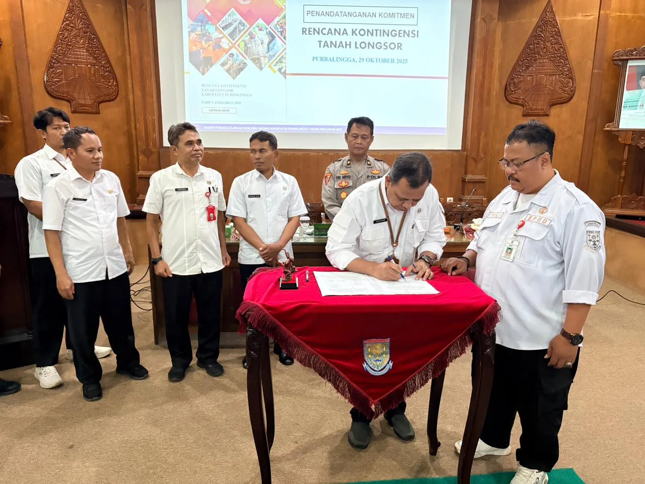 Kepala Pelaksana BPBD Purbalingga Prayitno didampingi Kabid Pencegahan dan Kesiapsiagaan Yulianto menandatangani komitmen Dokumen Renkon Bencana Tanah Longsor di Operation Room Graha Adiguna, Kompleks Pendopo Kabupaten Purbalingga, Rabu (29/10/2025).