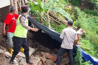 img 20251030 wa0009 Longsor Terjang Kebumen, Dua Rumah dan Satu Kandang Kambing Rusak