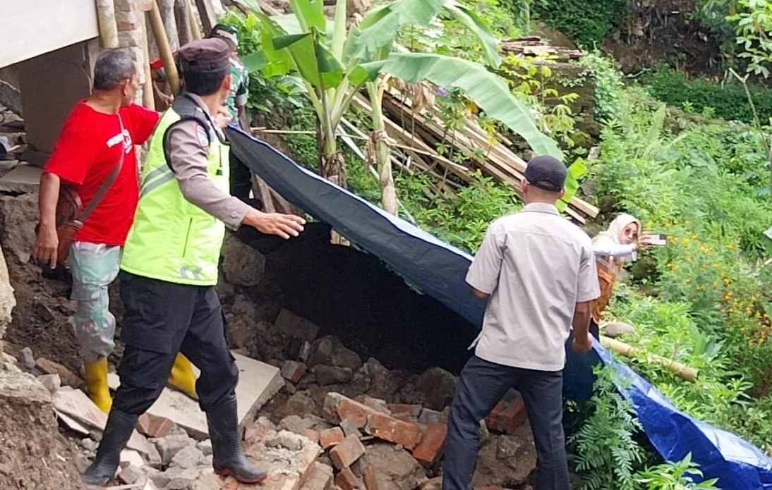 img 20251030 wa0009 Longsor Terjang Kebumen, Dua Rumah dan Satu Kandang Kambing Rusak