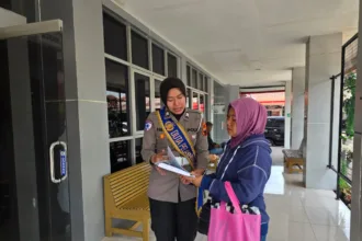 img 20251031 wa0013 Pelayanan Makin Dekat: Petugas Satlantas Polresta Cilacap Bantu Warga Urus Pajak dan Mutasi Kendaraan