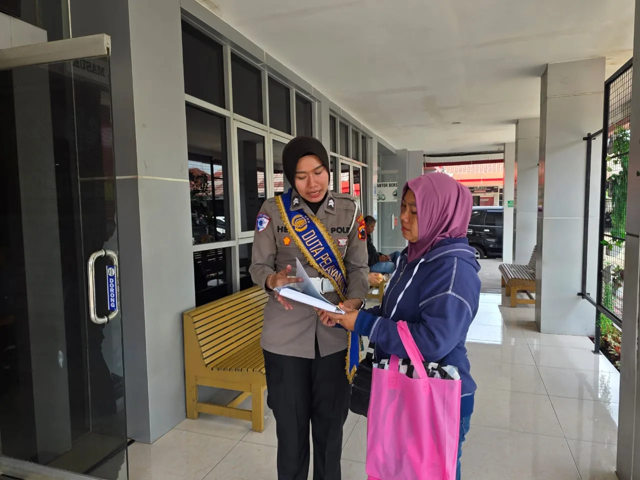 img 20251031 wa0013 Pelayanan Makin Dekat: Petugas Satlantas Polresta Cilacap Bantu Warga Urus Pajak dan Mutasi Kendaraan