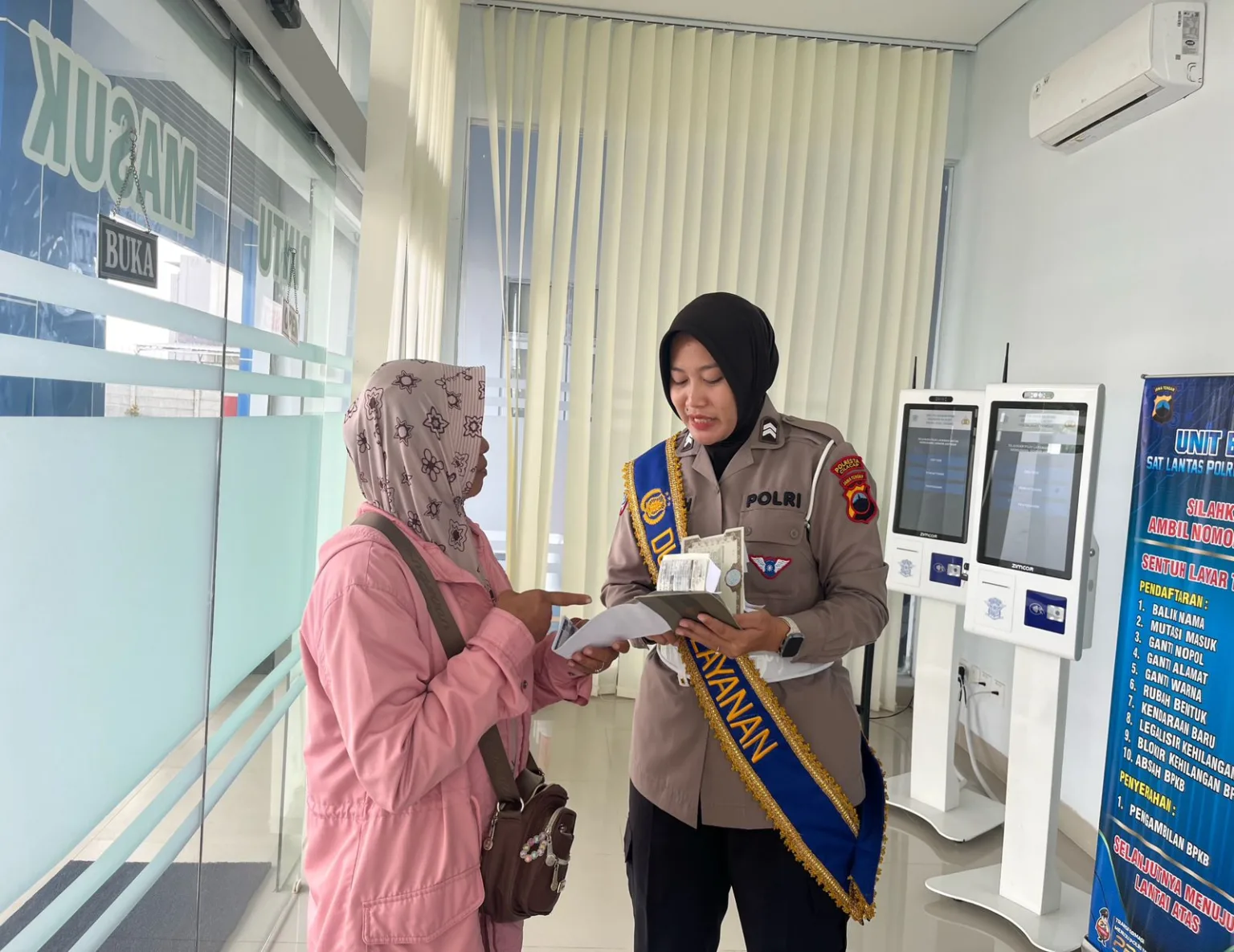img 20251031 wa0014 Unit BPKB Satlantas Polresta Cilacap Bantu Pemohon Cek Kelengkapan Administrasi Balik Nama Kendaraan