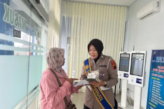 img 20251031 wa0014 Unit BPKB Satlantas Polresta Cilacap Bantu Pemohon Cek Kelengkapan Administrasi Balik Nama Kendaraan
