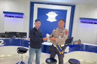 img 20251031 wa0016 Unit BPKB Satlantas Polresta Cilacap Berikan Tali Asih bagi Pemohon yang Tertib Administrasi Kendaraan