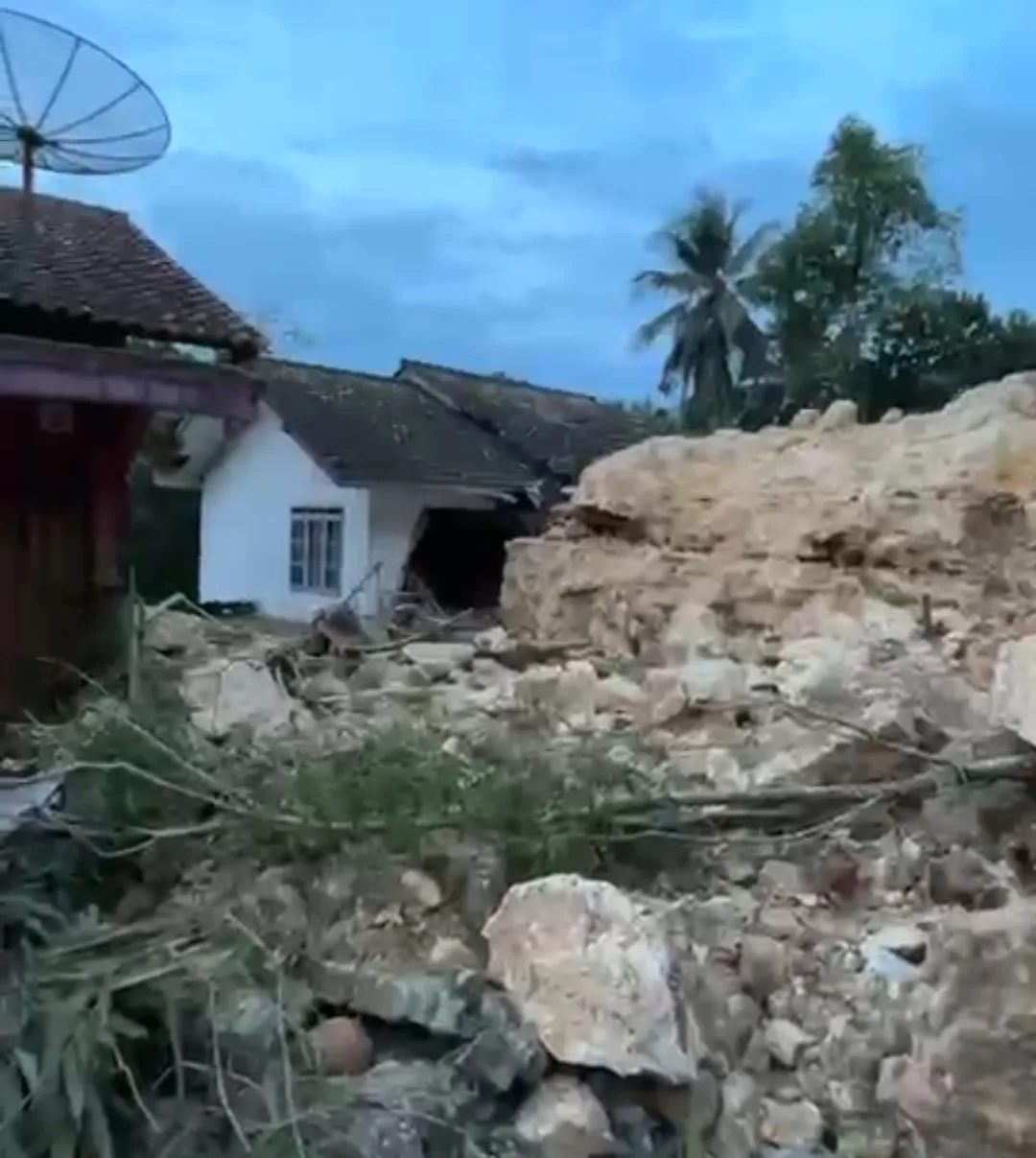 img 20251026 212036 Gunung Longsor di Darmakradenan, Tim BPBD Terjun ke Lokasi 