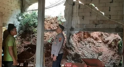 jebol Diterjang Longsor, Tembok Rumah di Karanggayam Kebumen Jebol