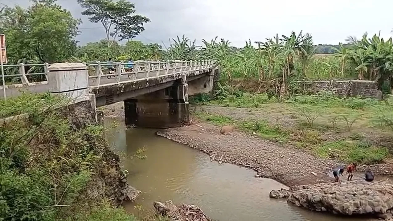 jembatan kemranggon Tergerus Arus Sungai, Jembatan di Kemranggon Terancam Putus