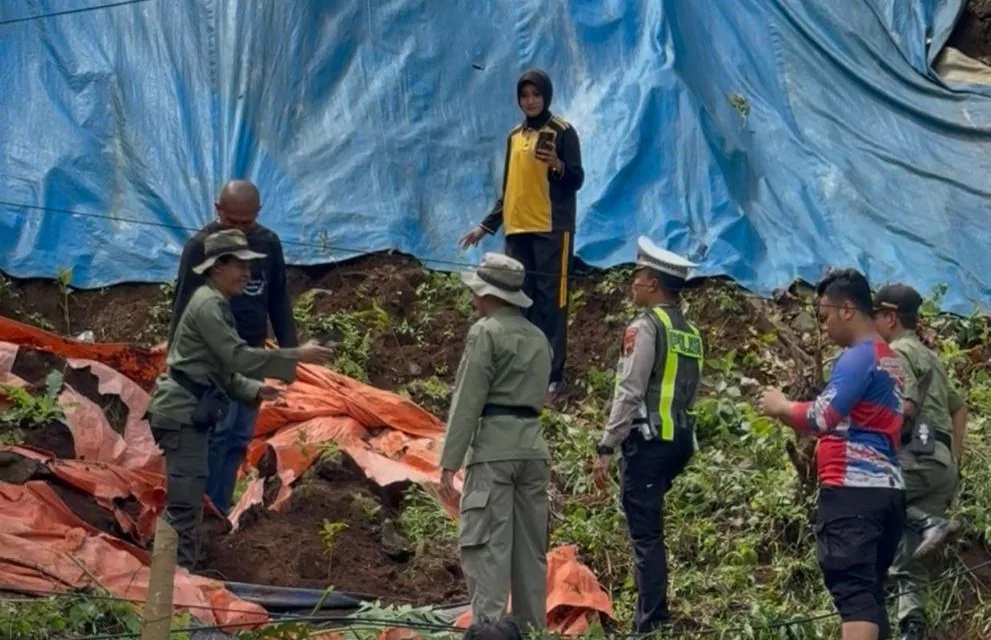 lantas tanam pohon Peduli Lingkungan, Polres Banjarnegara Tanam Pohon di Lokasi Longsor
