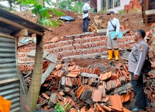 ongsor Talud Setinggi 5 Meter Longsor Nyaris Menimpa Rumah Warga di Tirtomoyo Kebumen