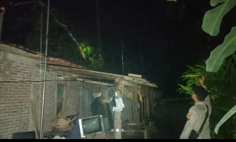 pohon tumbang kbm Pohon Tumbang Timpa Rumah Warga di Bonorowo Kebumen