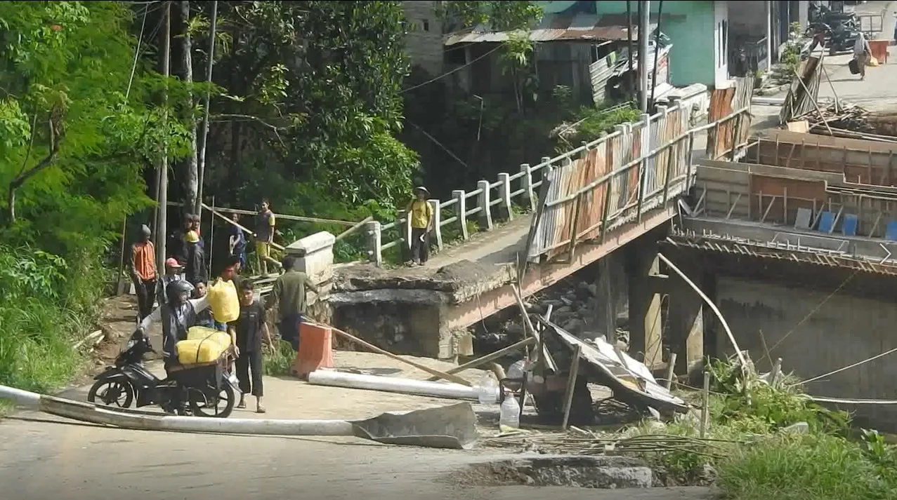 pondasi jembatan ambrol Pondasi Jembatan Panaruban Ambrol, Akses Karangkobar–Dieng Putus Total