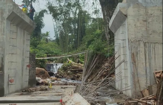 proses pembangunan Tunaikan Janji Kampanye, Bupati Banjarnegara Fokus Infrastruktur Jembatan dan Akses Vital