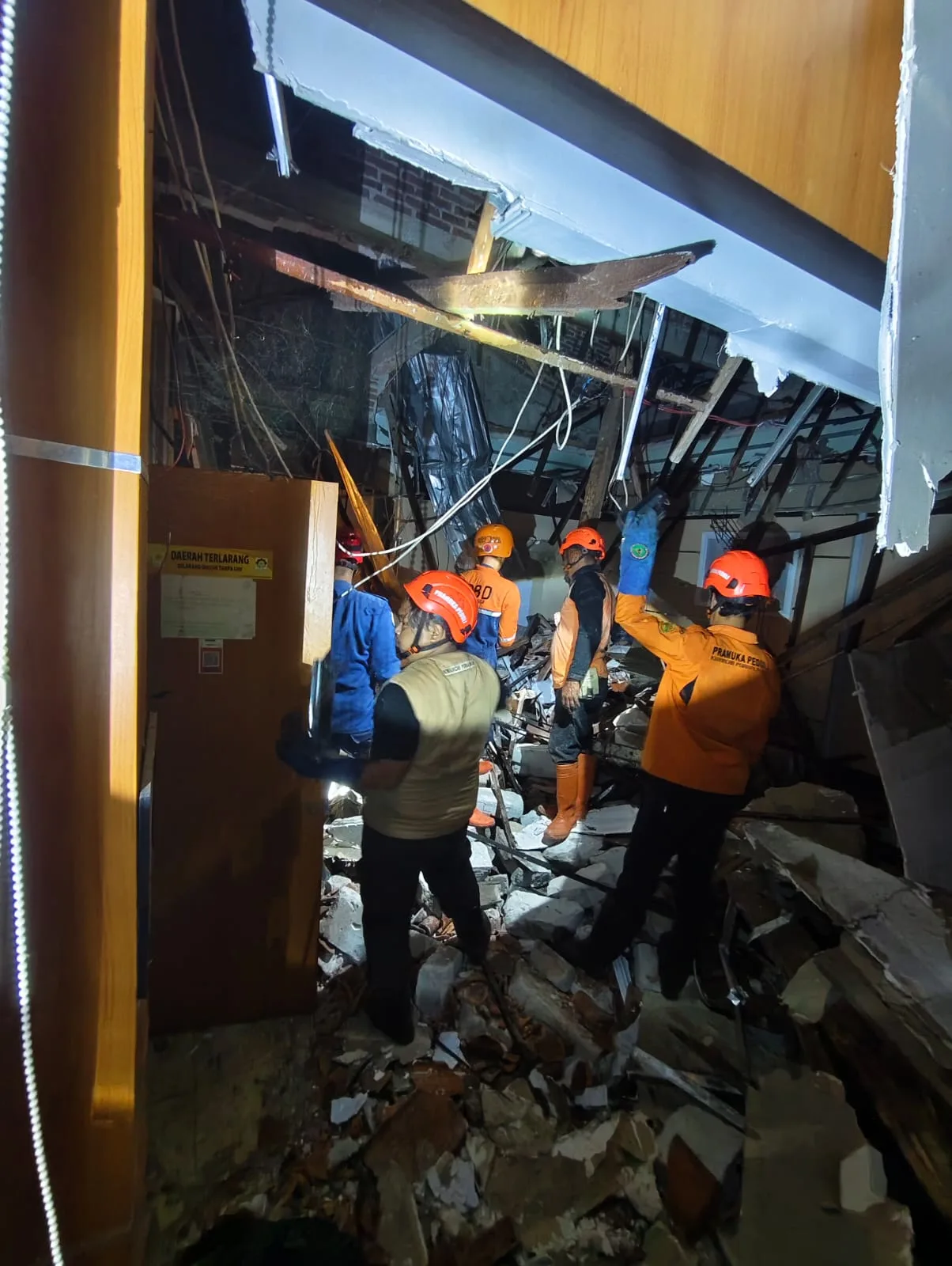 runtuh Toserba Masih dalam Pembangunan, Temboknya Ambruk Kenai Kantor PLN Purbalingga