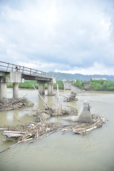 rusak jembatan Ini Perbedaan Foto Jembatan di Puring Kebumen: Dulu Terputus Parah karena Musibah, Kini Sudah Megah