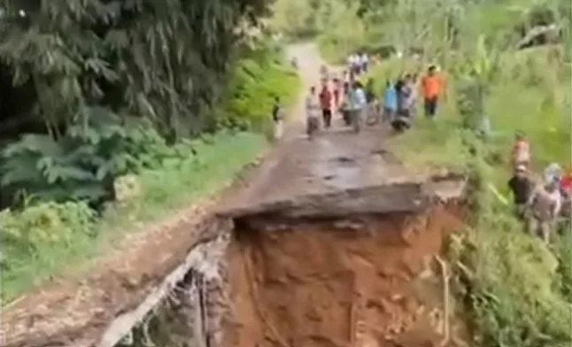 saat jembatan putus Tunaikan Janji Kampanye, Bupati Banjarnegara Fokus Infrastruktur Jembatan dan Akses Vital