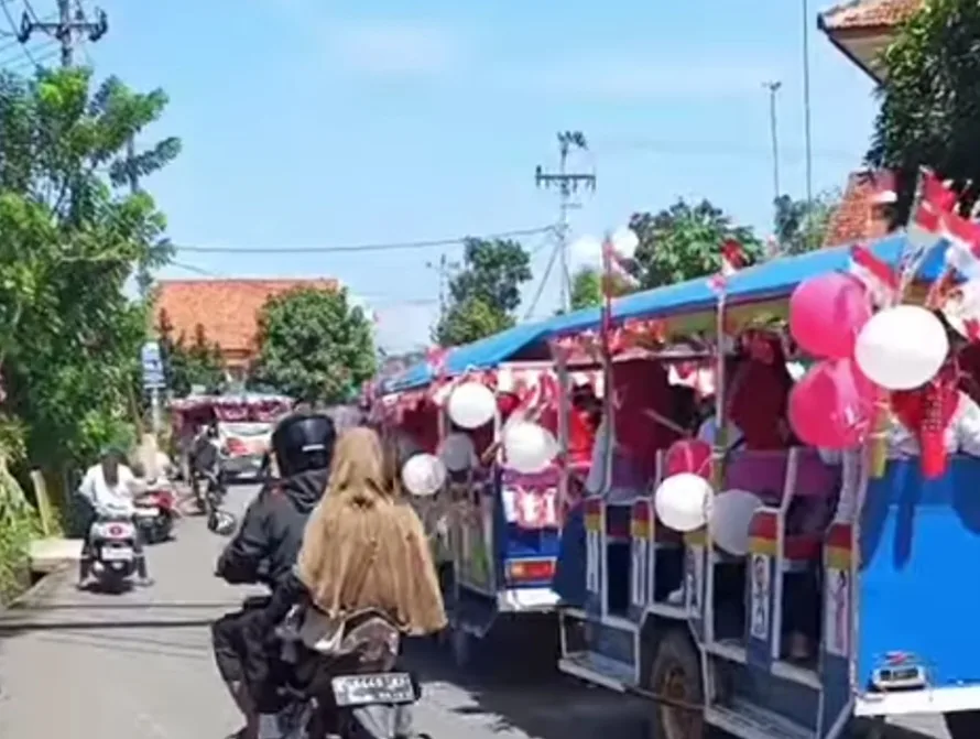 screenshot 20251021 220908 youtube Polisi di Cilacap Larang Odong-Odong Melintasi Jalan Raya, Ini Bahayanya