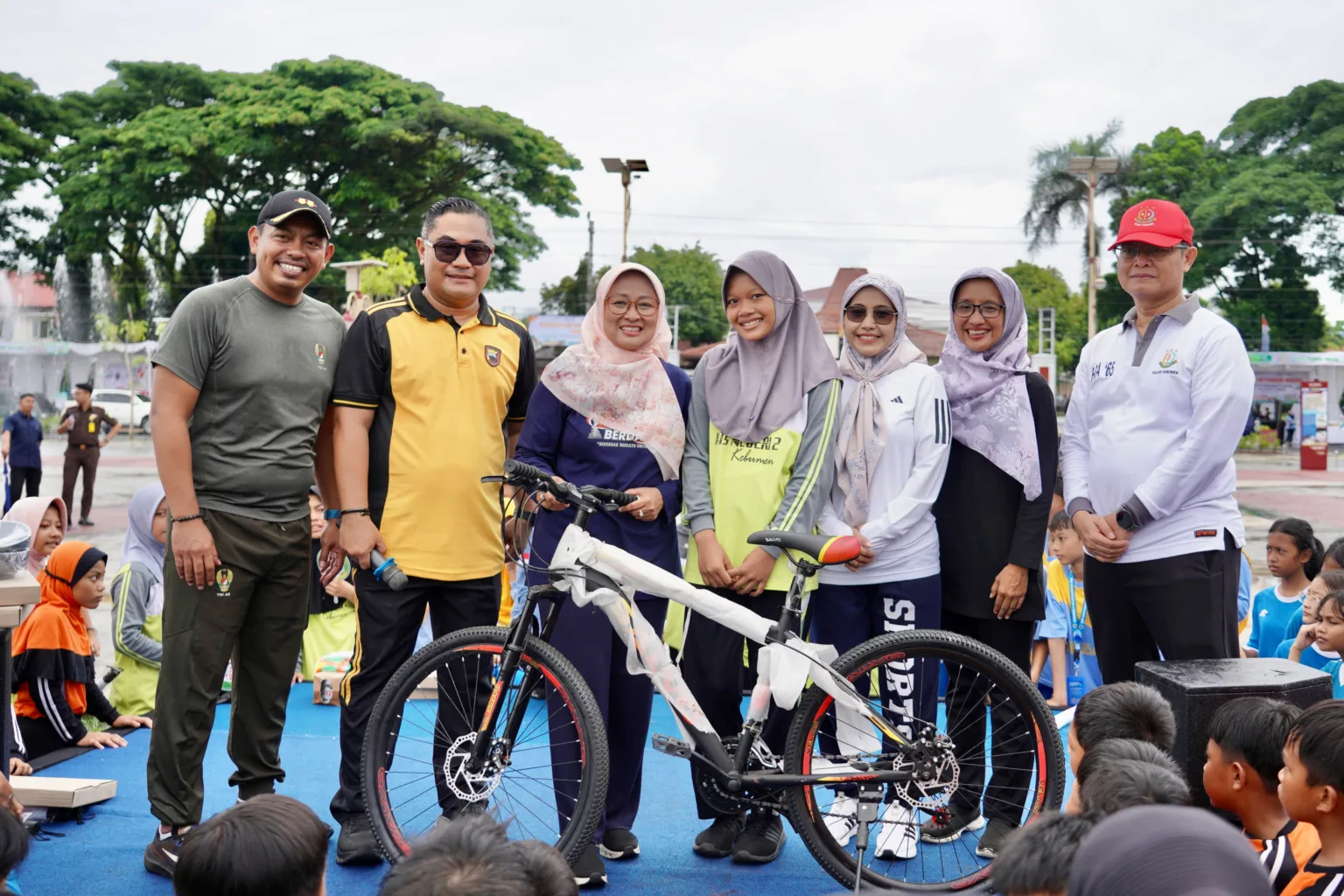 sepeda hadiah Bisa Jawab Pertanyaan Bupati Lilis, Siswi MTsN 2 Kebumen Dapat Sepeda