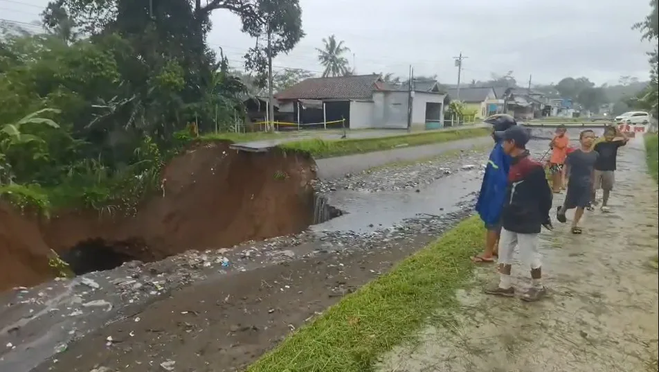 tanggul jebol Sempat Terlihat Pusaran Air, Irigasi Siwuluh Jebol, Ratusan Hektare Sawah Terancam